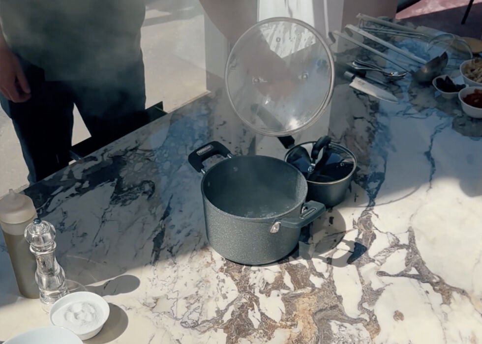 Tavolo in ceramica con piano cottura a induzione integrato