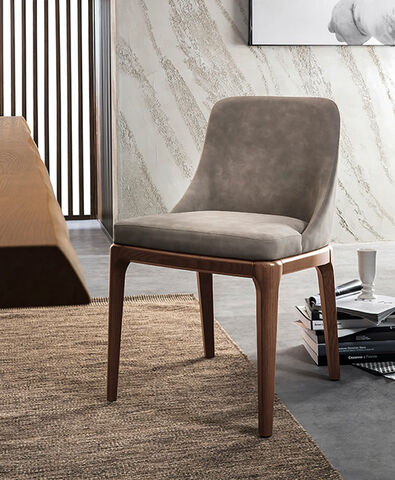 Poltroncina  estremamente elegante ma con un aspetto conviviale. Lo schienale avvolgente, con o senza braccioli