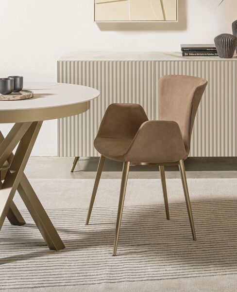 sedia elegante con braccioli