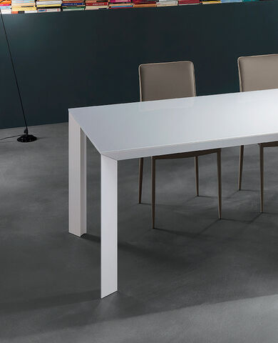 tavolo di design in cristallo